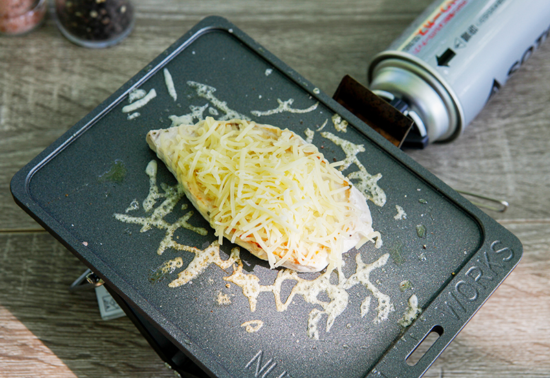 メカジキの上に、片手にのるくらいのチーズを盛り付ける