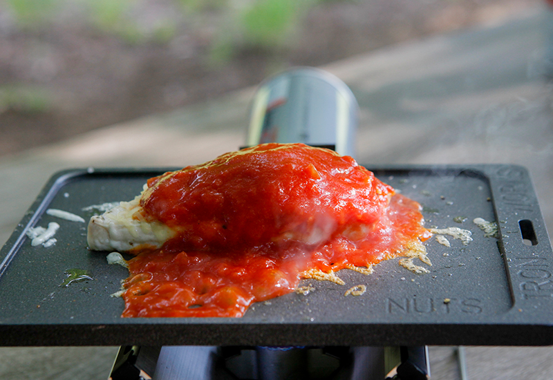 チーズが溶け出したところで、ホールトマト1/2缶をかけ、1分経ったら出来上がり